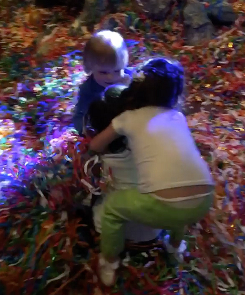 Алла Виктория пытается успокоить Мартина и Гном Гномыча