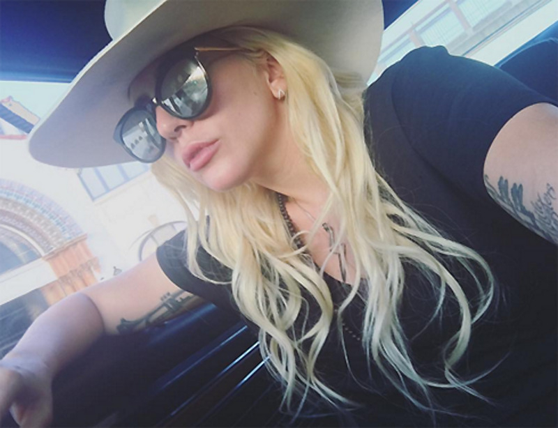 Перед своими выступлениями Леди Гага «чистит» сцену при помощи электромагнитного датчика, который якобы отпугивает духов. Стоит такое изобретение недешево