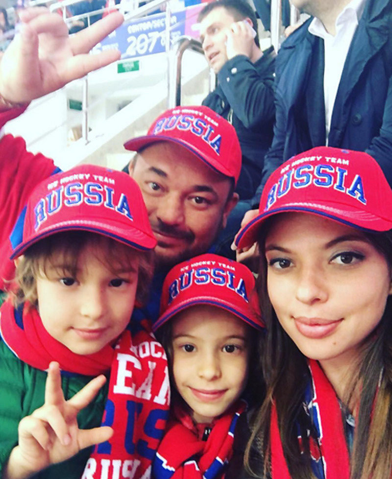 Сергей Жуков и Регина Бурд с детьми