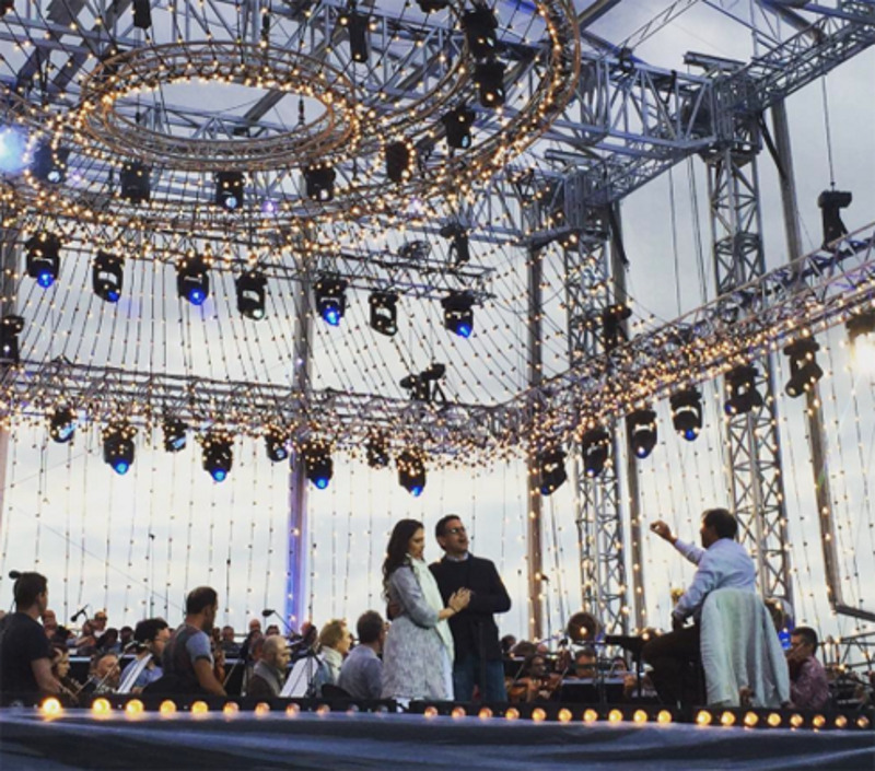 На этом фото отчетливо виден округлившейся животик Аиды