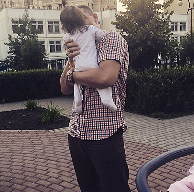 Курбан Омаров с маленькой Теей