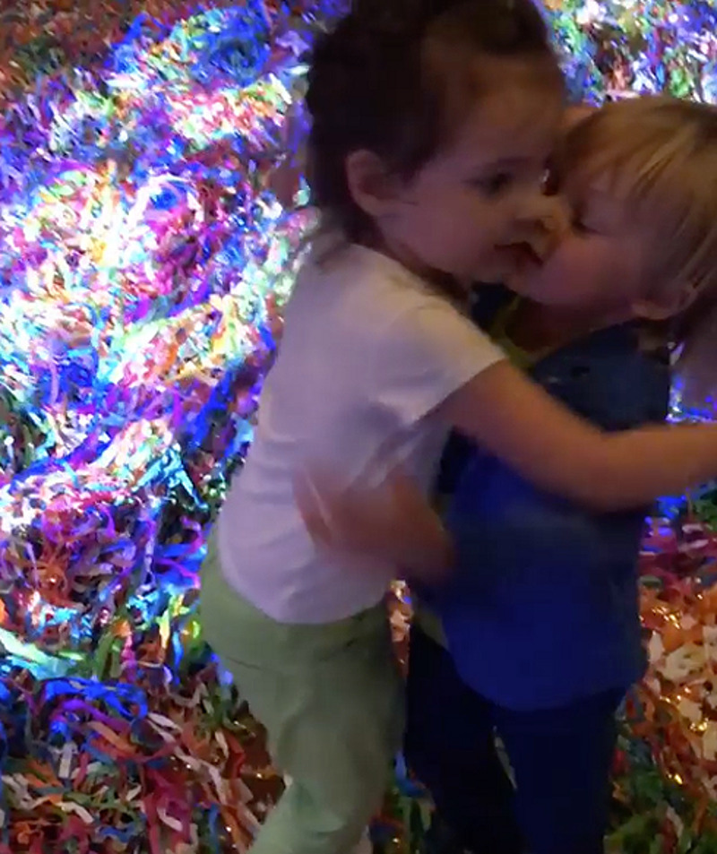 Саша Плющенко танцует с Аллой-Виктрией и пытается ее поцеловать