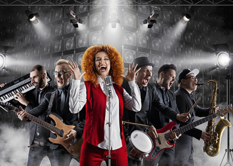 Яркая артистка всегда привлекала к себе внимание. Ей было трудно смириться с ролью второй скрипки