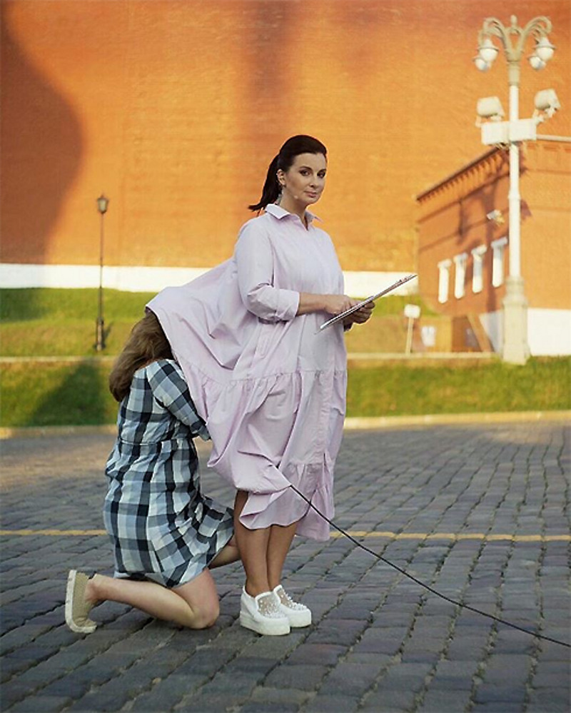 В последнее время Катя стала появляться в свободных одеждах