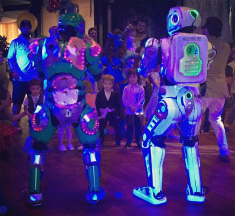 fkirkorov: «Мартин Киркоров, Арсений Аршавин и все наши маленькие гости смотрят танец роботов»