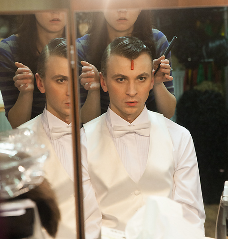 Артема гримируют перед выходом на сцену. Это всегда длительный и трудоемкий процесс