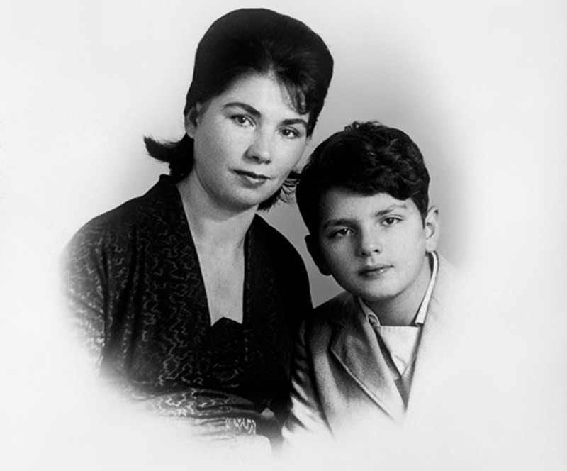 Наш герой с мамой, Анной Григорьевной