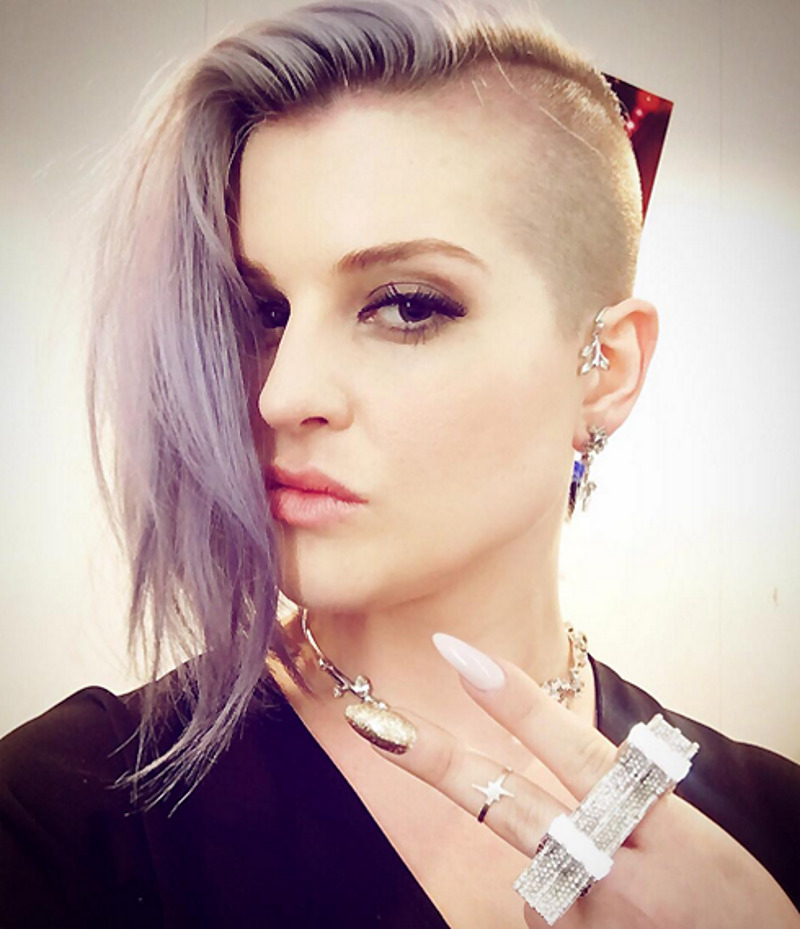 Дочка скандального рокера Оззи Осборна Келли не стеснена в средствах и готова выложить около сотни тысяч долларов за бриллиантовый маникюр