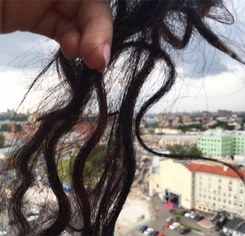 От старых волос певица избавляется кардинальными методами