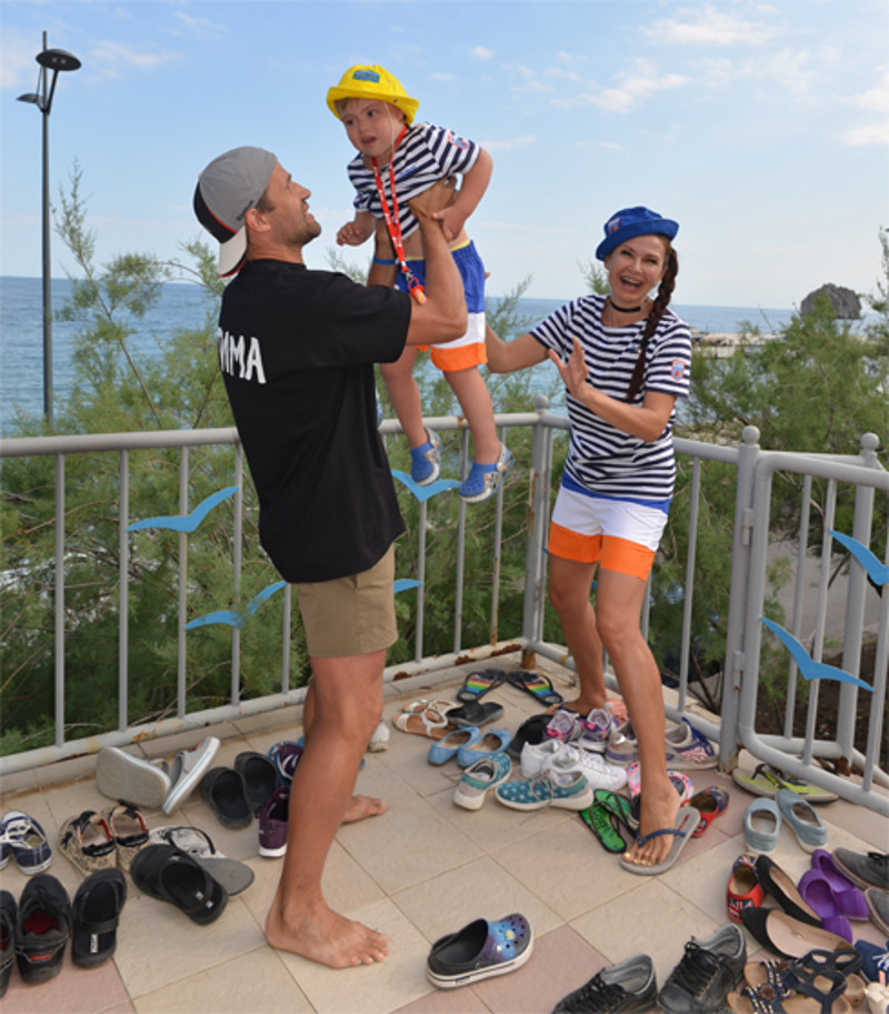 Перед началом соревнований актер Тимур Ефременков не смог удержаться от фото с Семеном Семиным