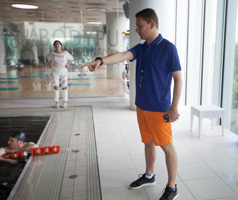 По сюжету Smash пытается приударить за Таней