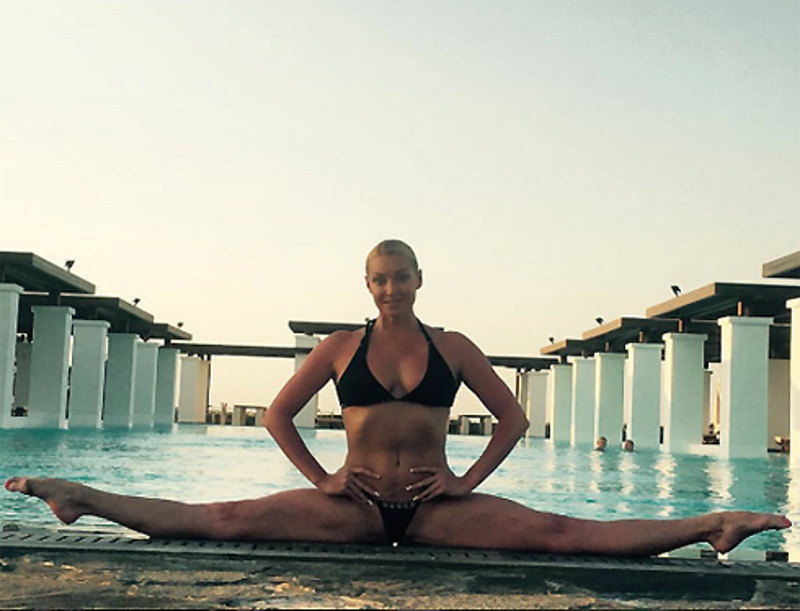 volochkova_art: «Ну и , конечно, в день бикини, традиционный шпагат у бассейна. Не грустите! Занимайтесь спортом ! Растягивайтесь!»