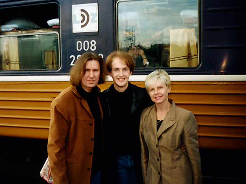 На учебу в столицу Никиту провожали всей семьей. На фото – с родителями