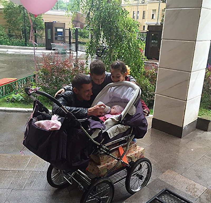 Курбан Омаров заверяет, что для своих детей всегда будет опорой в жизни. На фото: с сыном Омаром и дочкой Теоной, а также с дочерью Ксении Марусей