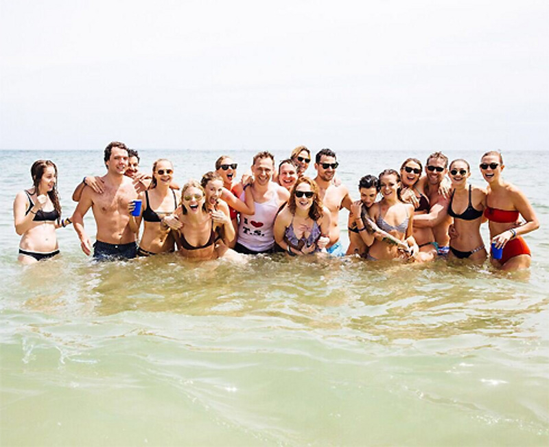 Том Хиддлстон надел майку с признанием в любви Тейлор Свифт