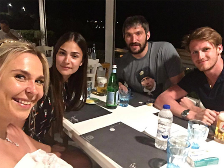 Дружеский вечер: Пелагея и Иван Телегин, Анастасия Шубская и Александр Овечкин