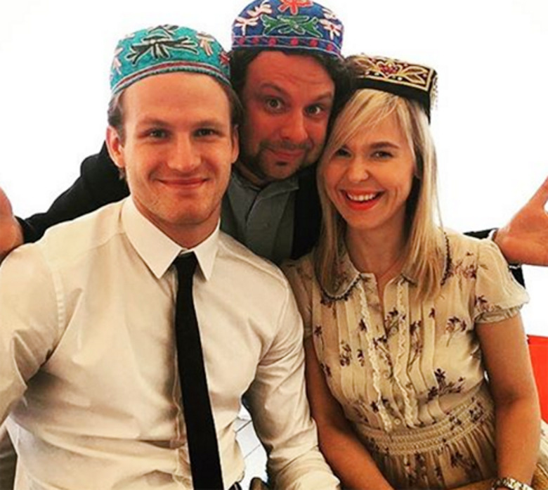 Иван Телегин и Пелагея с общим другом (в центре)