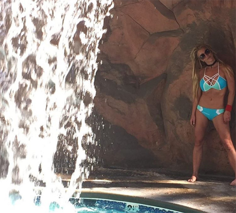 Бритни Спирс поделилась видео в бикини