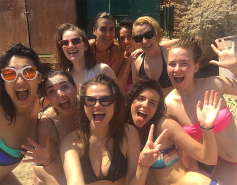 С подругами по театру «Лицедеи» Юля отдыхает в Греции