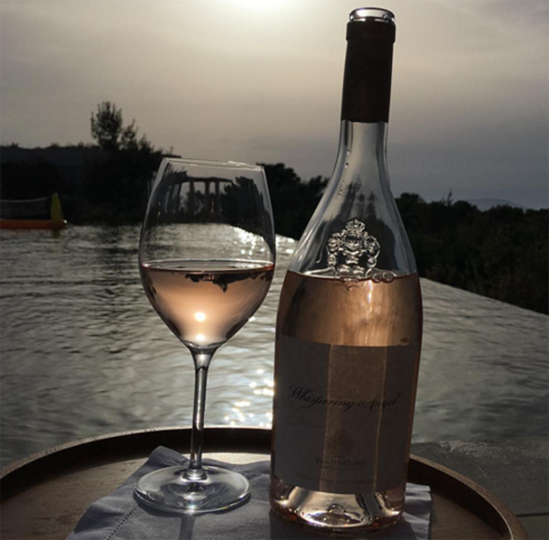 Дэвид Бекхэм наслаждается вином