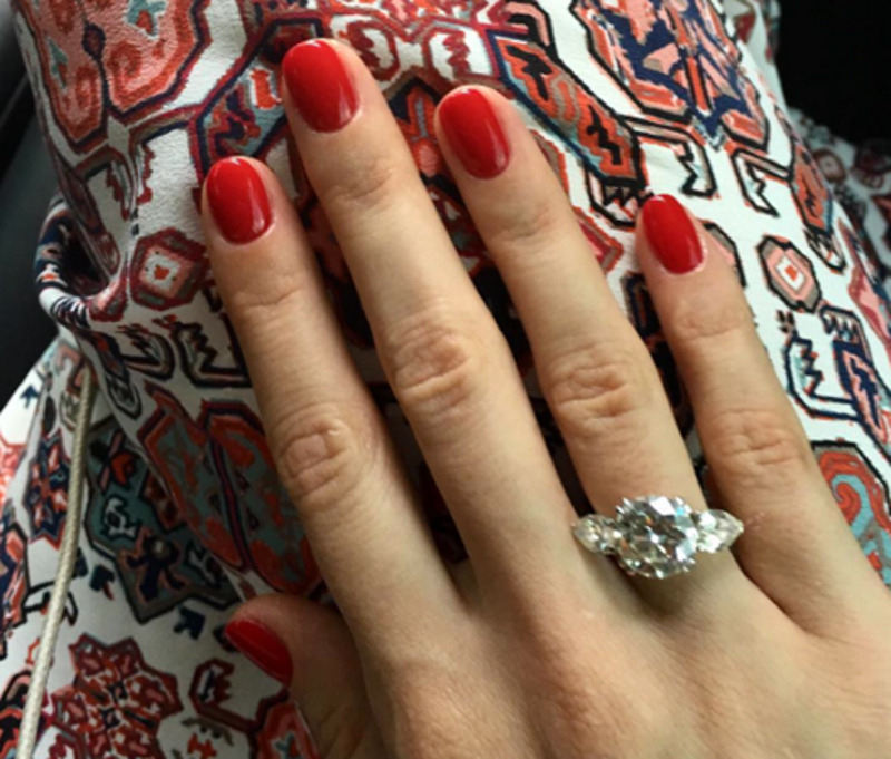 Та самая фотография, которую опубликовала невеста хоккеиста, чтобы похвастаться маникюром