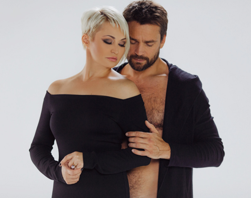 В клипе «Гамма-бета» Катя Лель и Дмитрий Миллер сравнивают человеческие страсти с природными явлениями