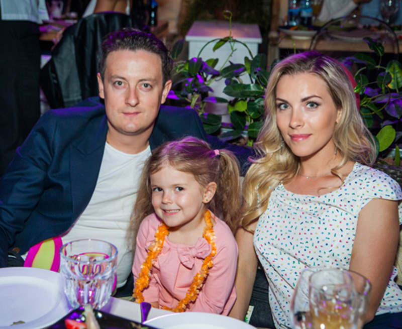 Актер сериала "Универ" Стас Ярушин пришел с женой Аленой и дочкой Стефанией