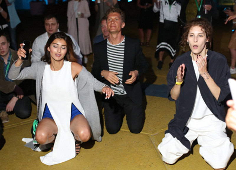 Илья Бачурин с девушкой Аделью и Ириной Горбачевой