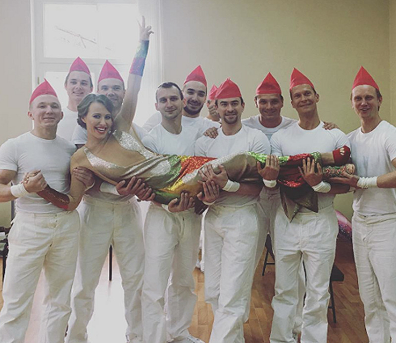 Платье Ксении подчеркнуло ее округлившийся животик