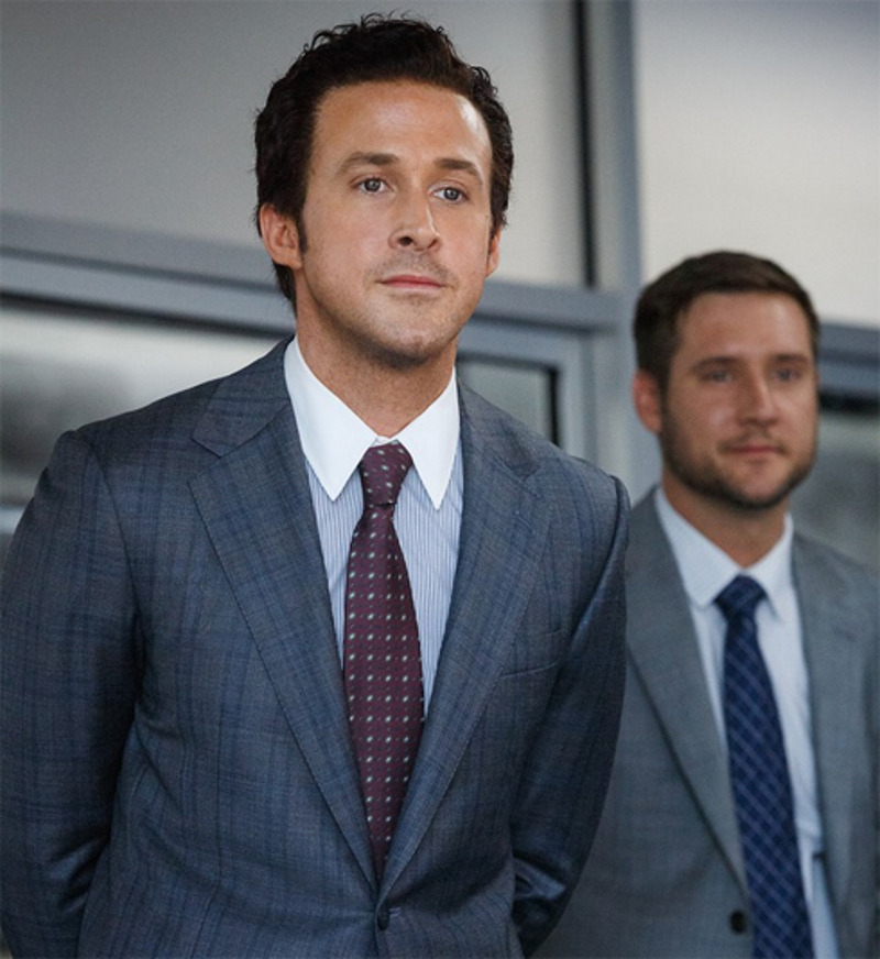 Для картины «Игра на понижение» блондину Гослингу пришлось перекраситься в жгучего брюнета. После этого, по словам самого актера, его начали постоянно путать с коллегой, актером Райаном Рейнолдсом