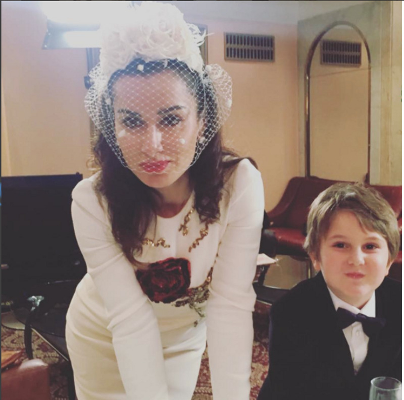 Тина в наряде невесты