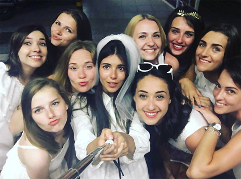 Фата, как переходящее знамя, переходит от подруги к подруге