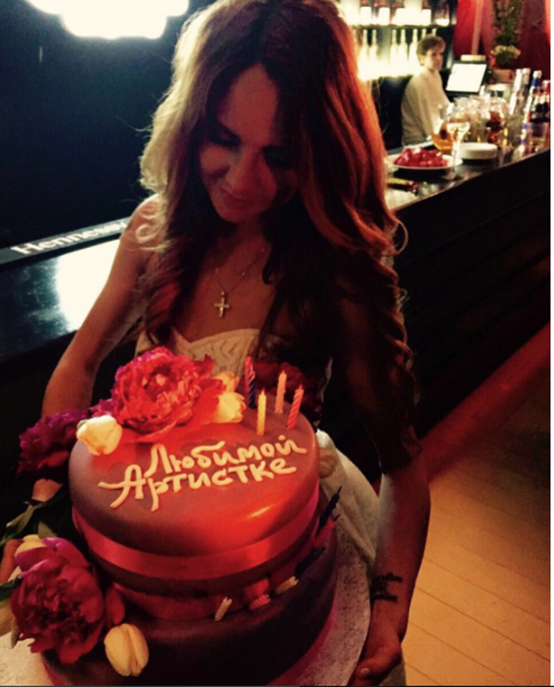 Артистку поздравили с днем рождения ее поклонники