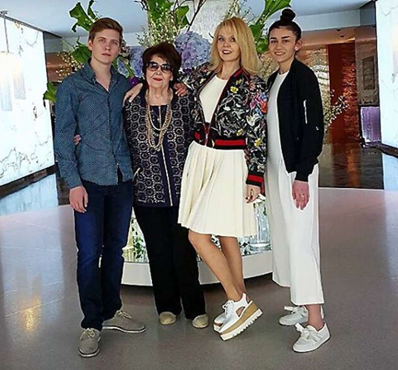 Певица со своей мамой Галиной Николаевной, с сыном Артемией Шульгиным и с младшей дочерью Иосифа Пригожина Лизой