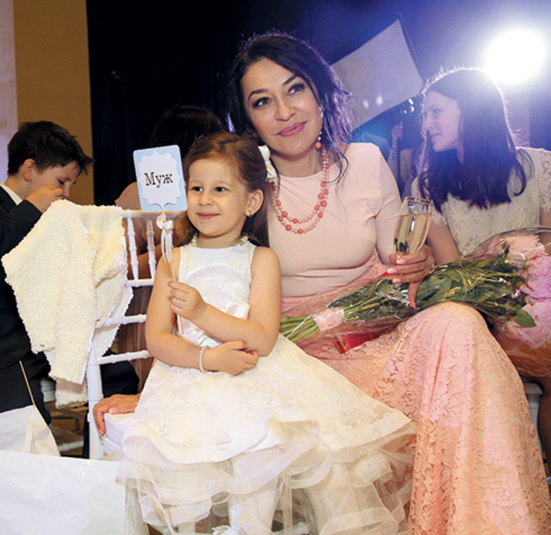 Мама Анны очень волновалась, а вот дочь невесты Василиса была в восторге от происходящего