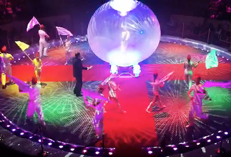 На сцене тележурналистка появилась в огромном шаре