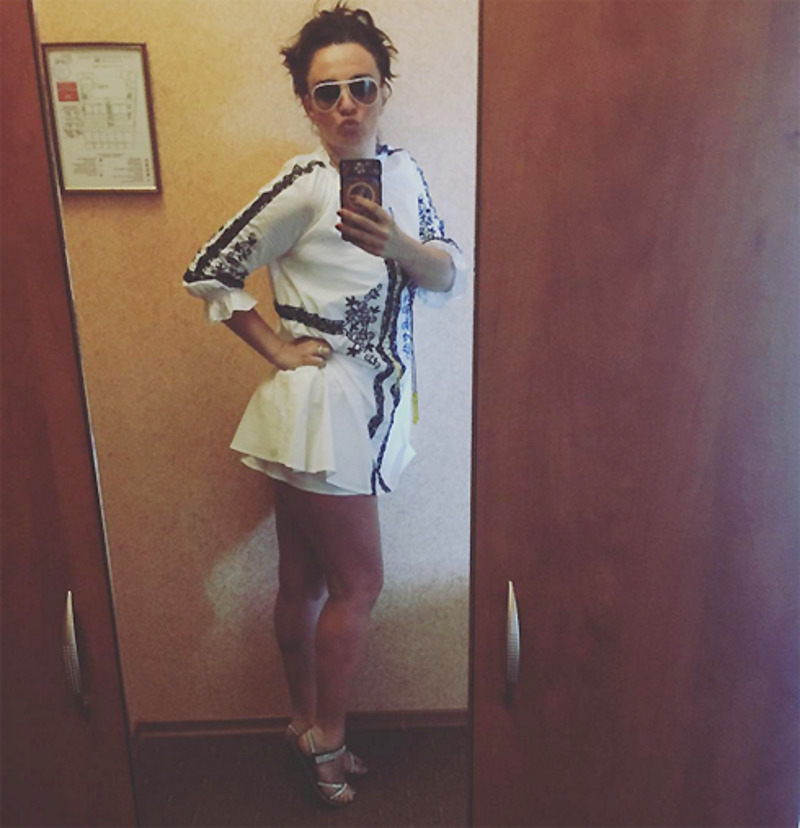 Певица поразила всех фотографией в мини-юбке