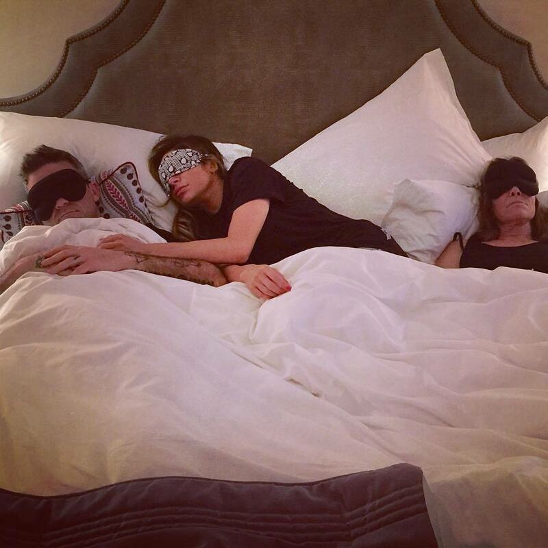 Робби Уильямс, его жена и его теща вместе делят одну кровать