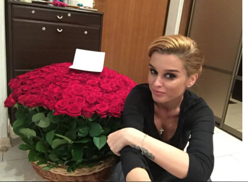 Поклонники решили, что этот шикарный букет телеведущей прислал ее муж