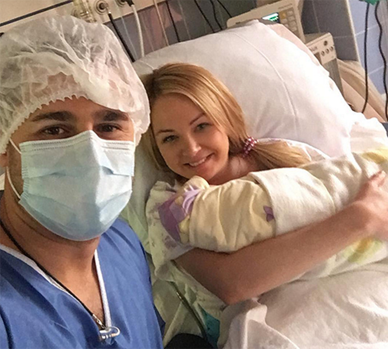 Дарья Пынзарь с мужем и новорожденным сыном