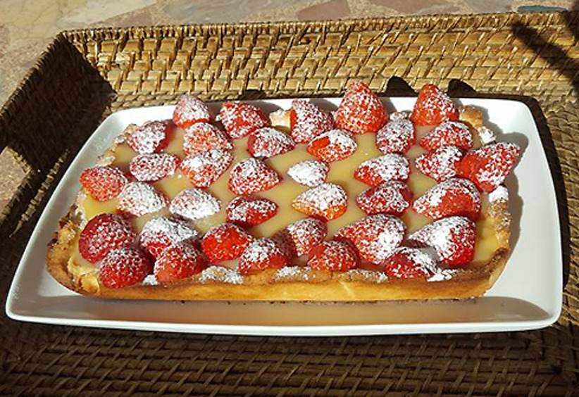 Миндально-песочный тарт с клубникой