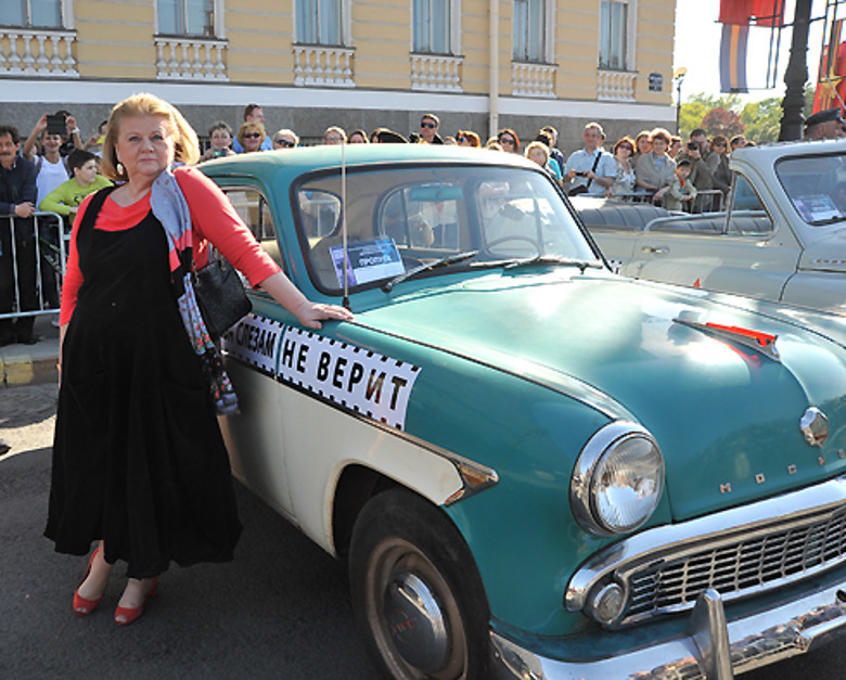Ирина Муравьева с автомобилем из фильма «Москва слезам не верит»