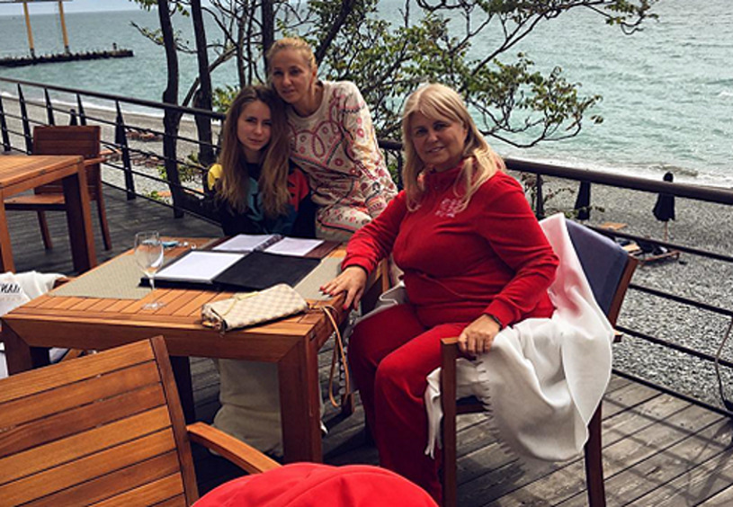 Татьяна Навка с дочерьми и мамой