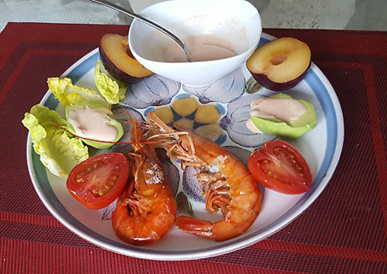 Cалат из авокадо с креветками