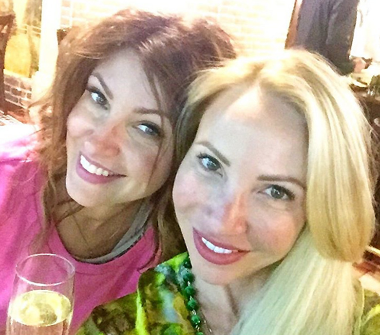 Анастасия Макеева с подругой Анной Савиной