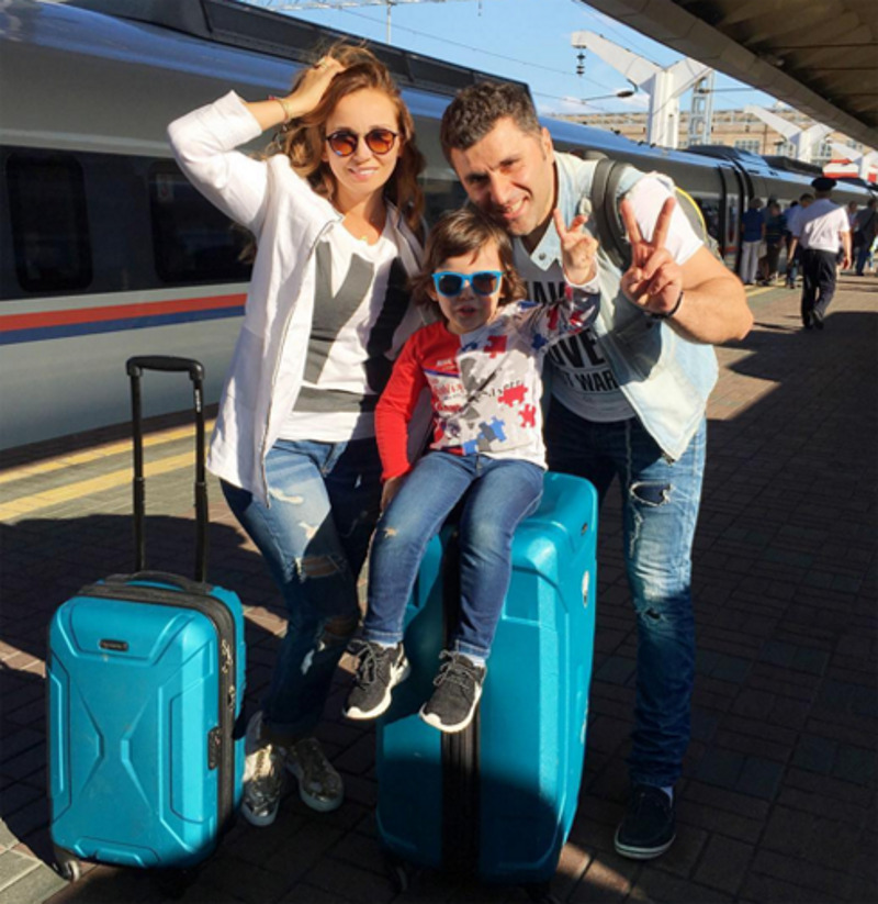 Звездное семейство уехало в Санкт-Петербург праздновать день рождения ребенка