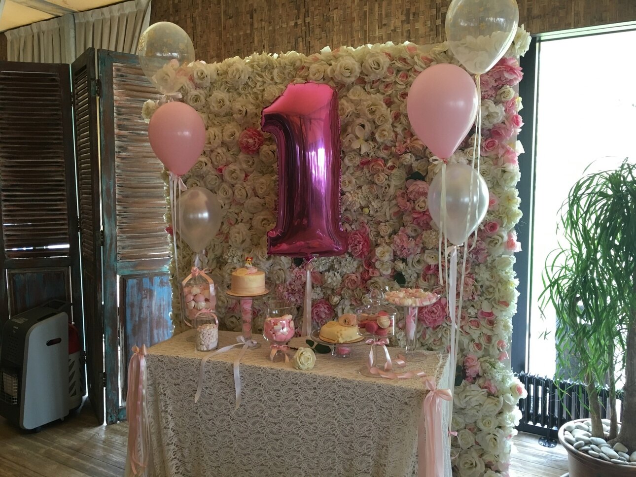 В честь маленькой именинницы сделали целую стену из роз