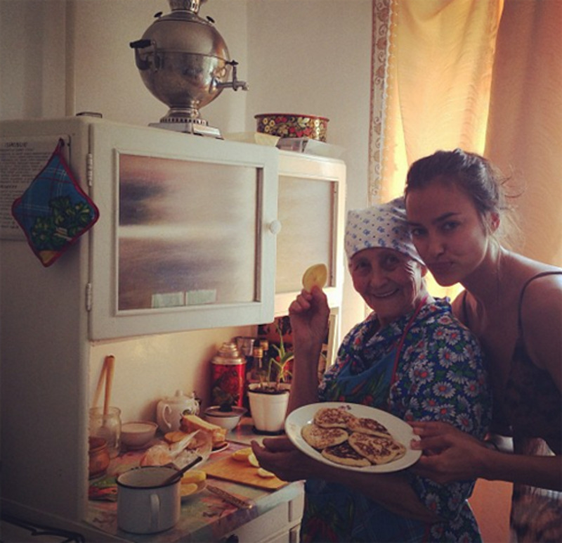 Ирина Шейк с бабушкой