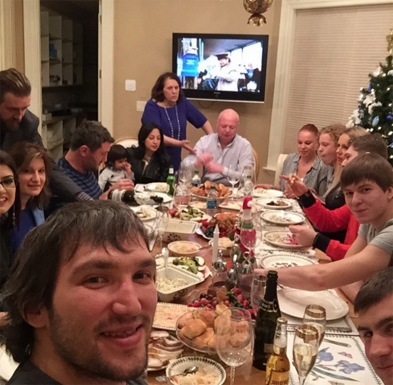 Александр Овечкин на одном из новогодних застолий