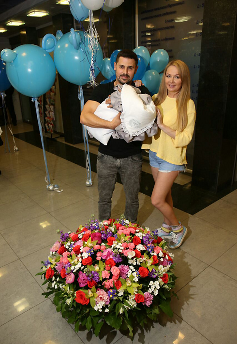 На выписке из роддома Дарье устроили настоящий праздник с цветами и подарками